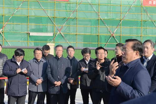 王忠林听取了项目及产业情况汇报，并宣布济南富能半导体高功率芯片项目成功封顶.jpg